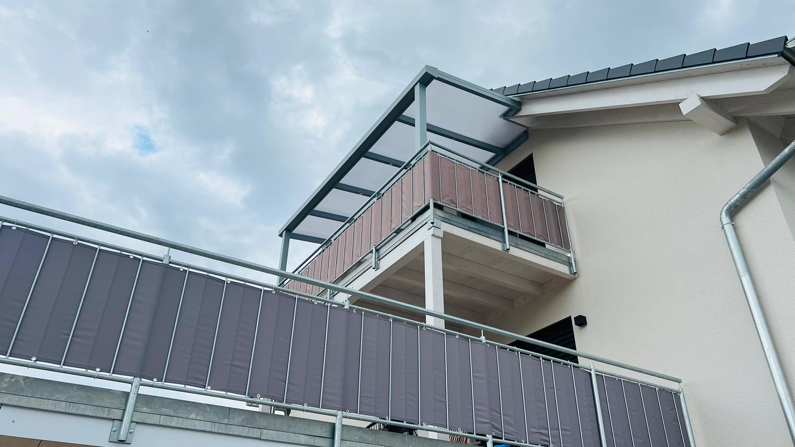moderne Balkonüberdachung in Donaueschingen in grau mit glas eindeckung
