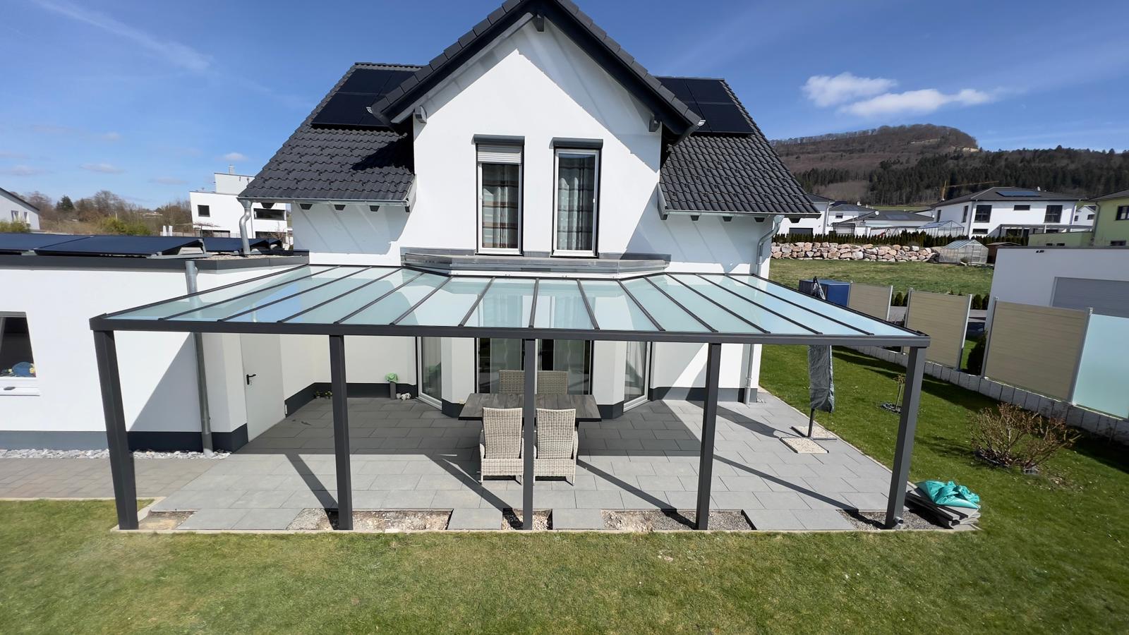 moderne Terrassenüberdachung in Rottweil in Baden-Württemberg in Anthrazit mit Glasdach